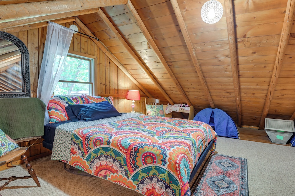 Lakefront Log Cabin Retreat w/ Hot tub + Kayaks!