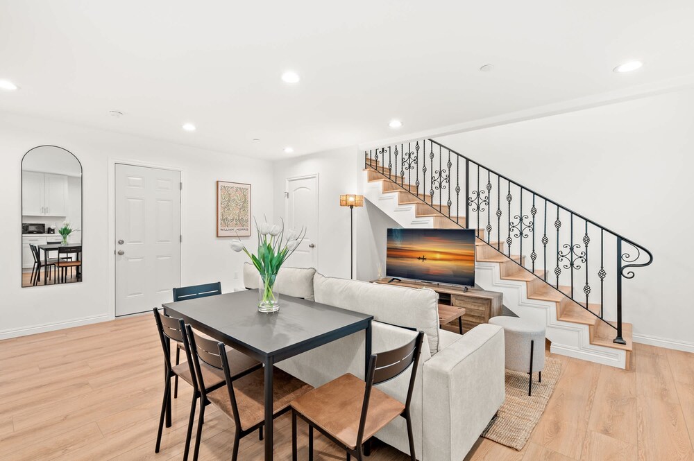 Cozy Modern Stay in Alhambra 30plus Days Welcome