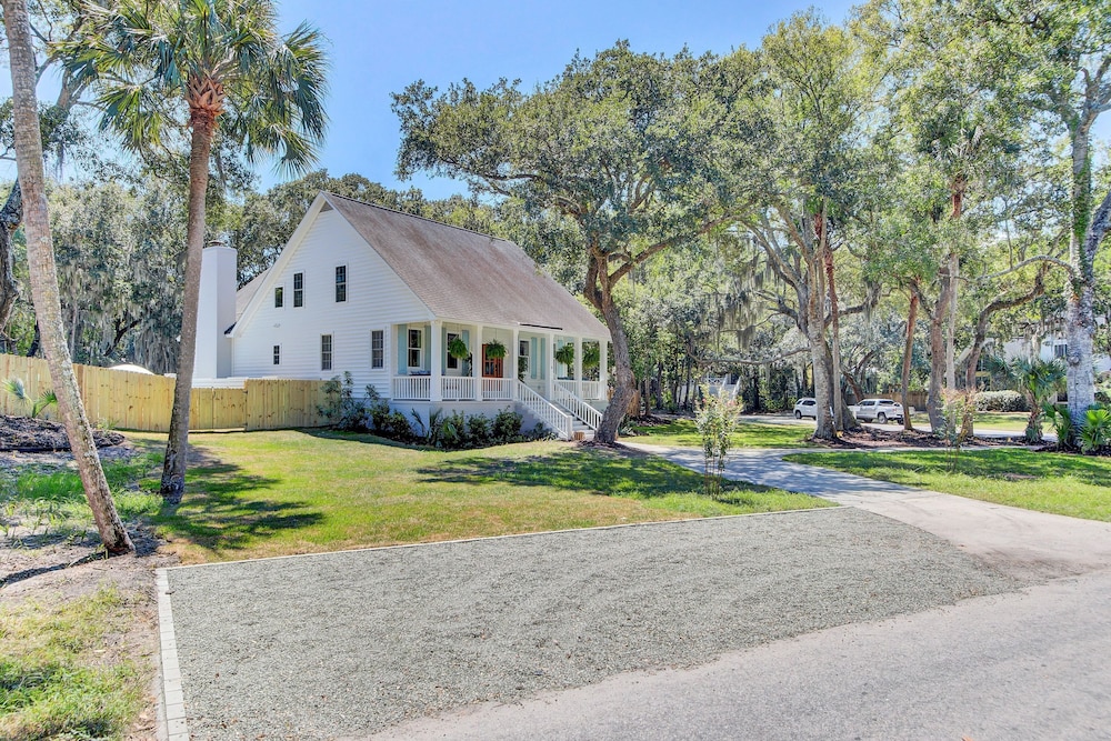 Southern Oasis by Avantstay 0 5mi Walk to the Beach Pool Patio Large Yard