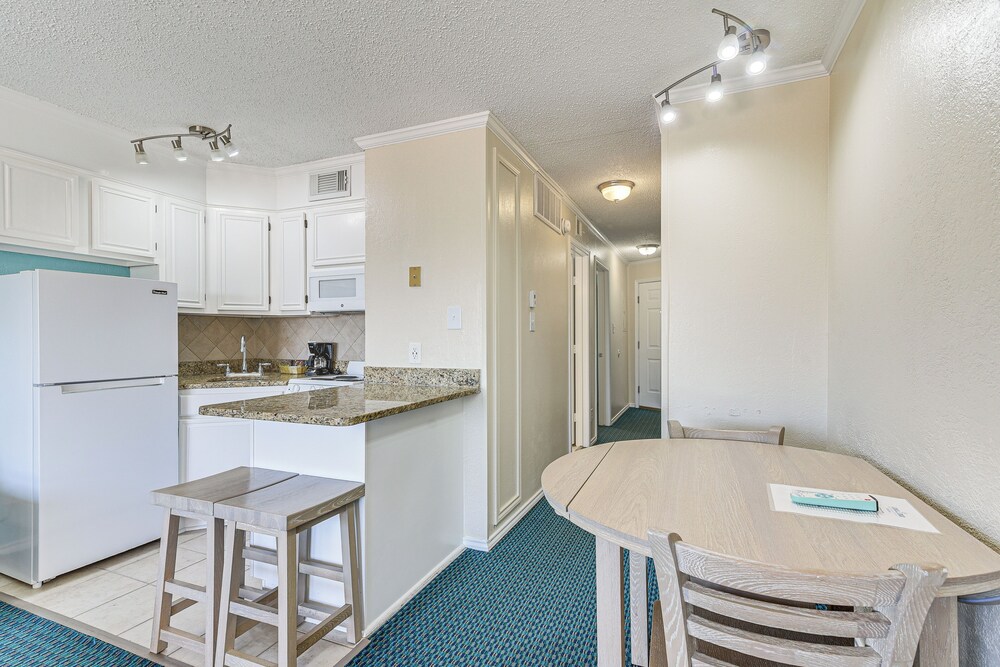 Steps to Babes Beach: Condo w/ Pool in Galveston