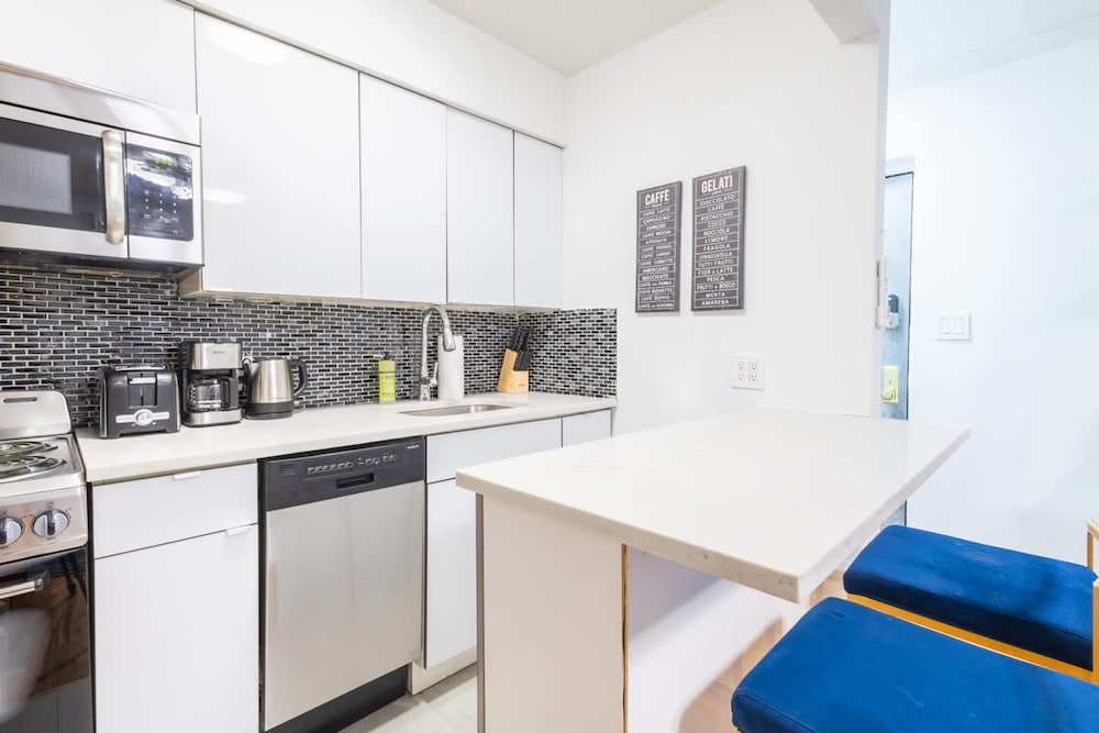 26-1c Gramercy Large 1BR WD