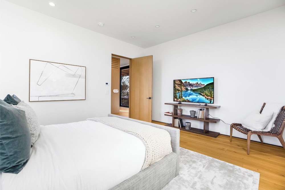 Oak Pass Manor: Indoor-outdoor Luxury With Pool, Sauna & Panoramic Views