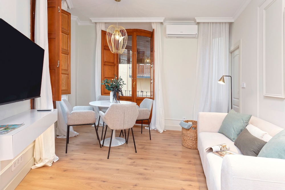 Elegant Stay in Historic Granada Bib Rambla IV