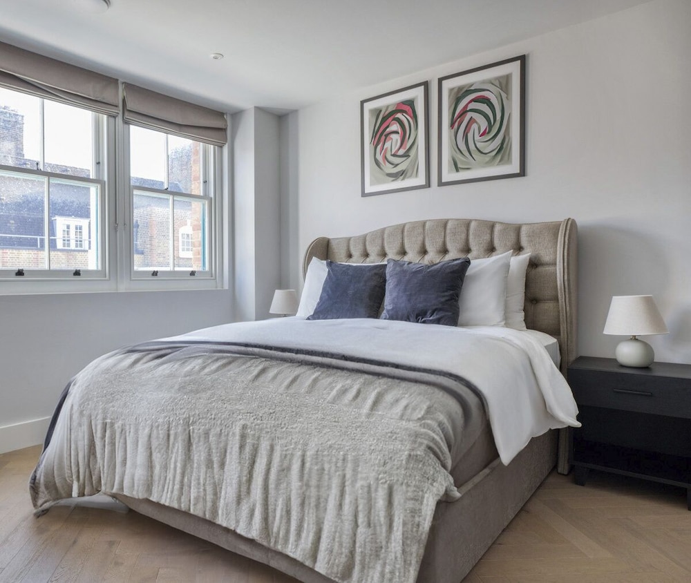 Impeccable 2-bed Apartment in London view 2