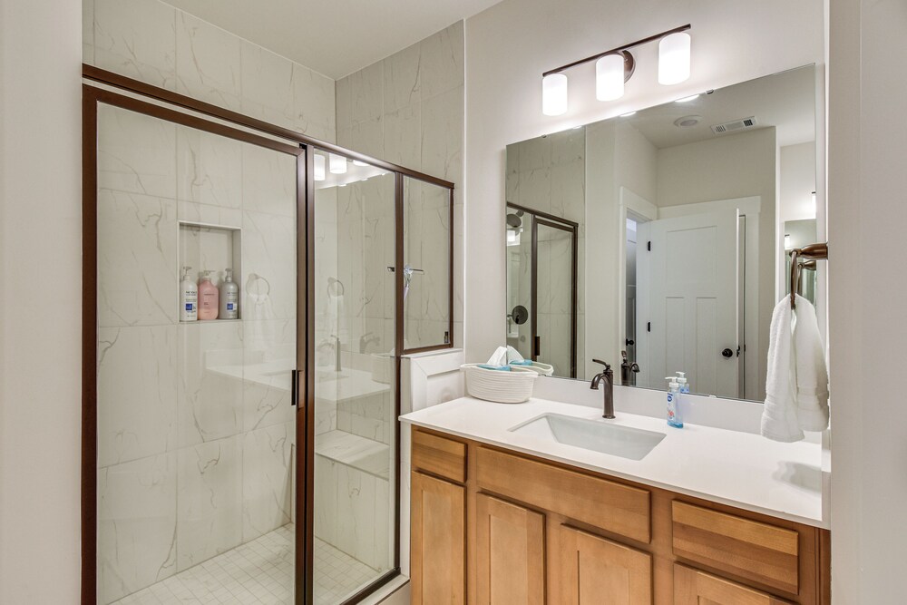 5 Mi to Memorial Stadium & Beach: Modern Townhome