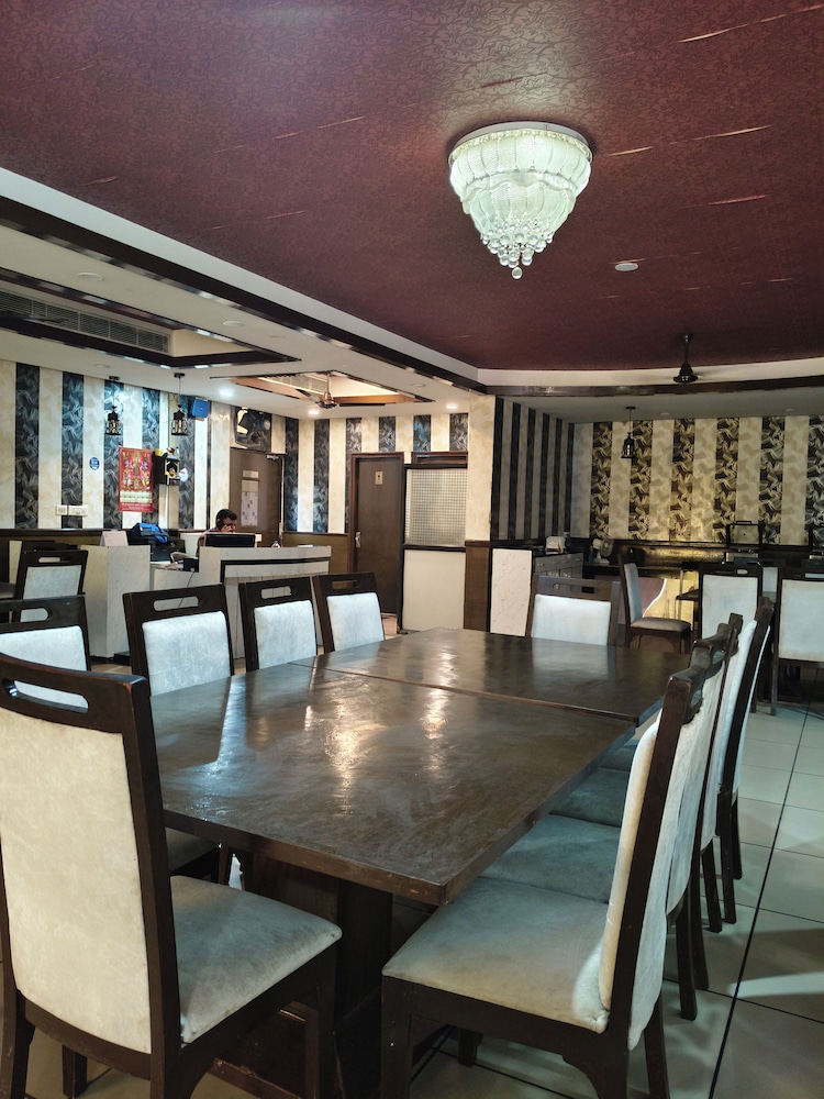 Park Square Hotel And Banquet