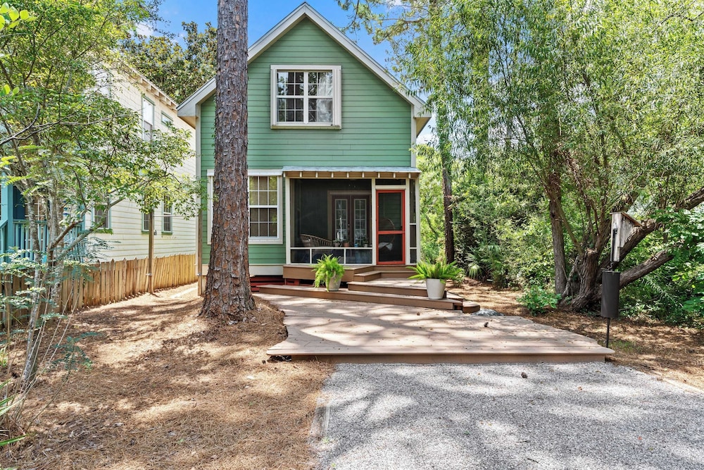 Bayou Bungalow by Avantstay Walk to Boat Ramp & Bay Private Yard
