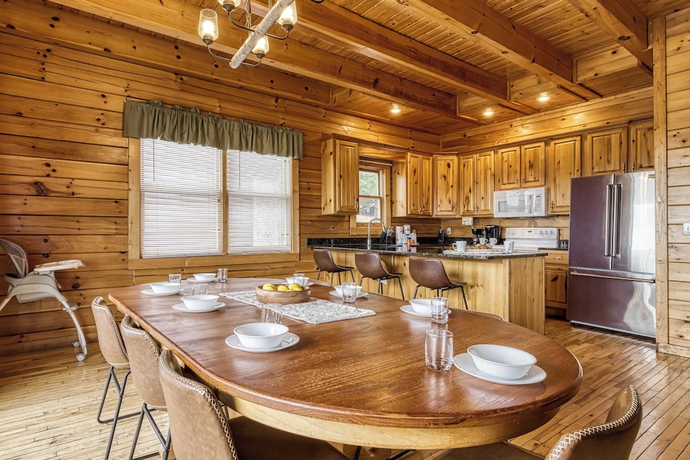 Hot Tub, Game Room, Movie Theater, View Sleeps 18 Lookout Lodge by Avantstay