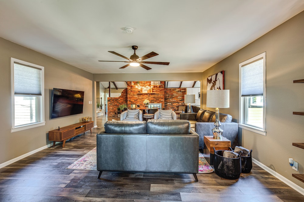 Chic Family-friendly Home in Riverside: 7 Mi to KC