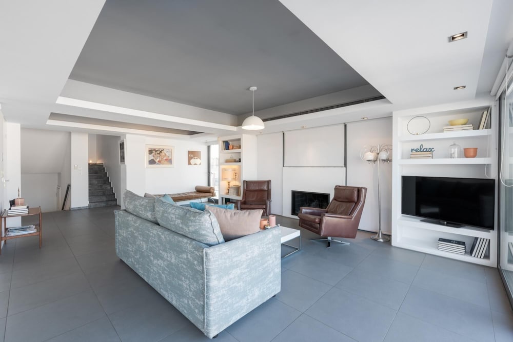 Spacious Loft in Gazi