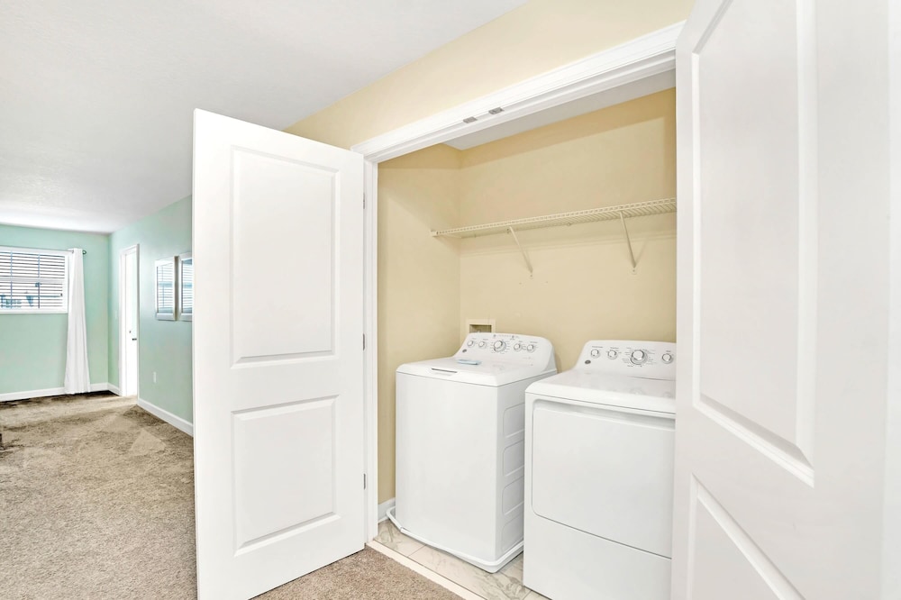 Upstay: Spacious Championsgate Home w Pool & Games