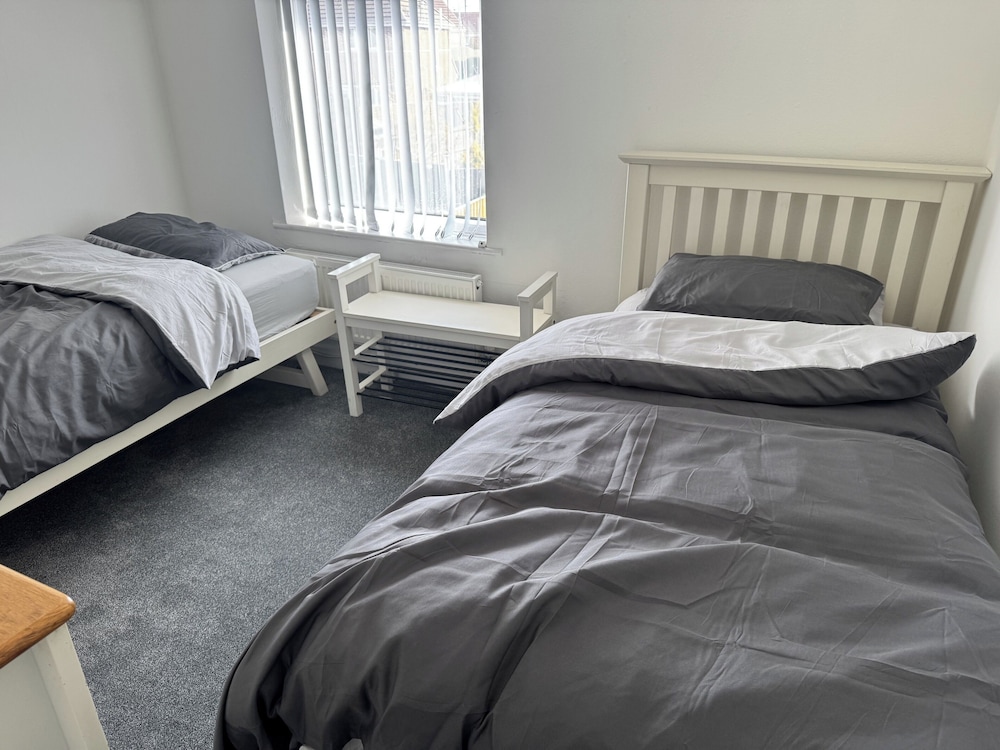 Knotty Ash - 3 Beds - Sleeps 6 - On-site Parking