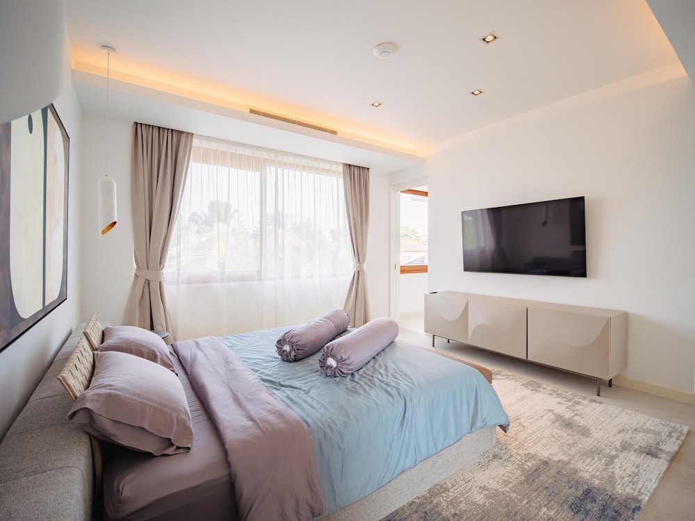 Luxurious 5bedroom White Estate Villa Private Lake