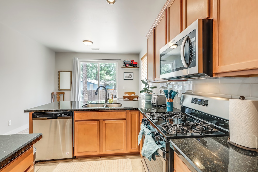 Walk to Flagstaff Urban Trails System: Cozy Home