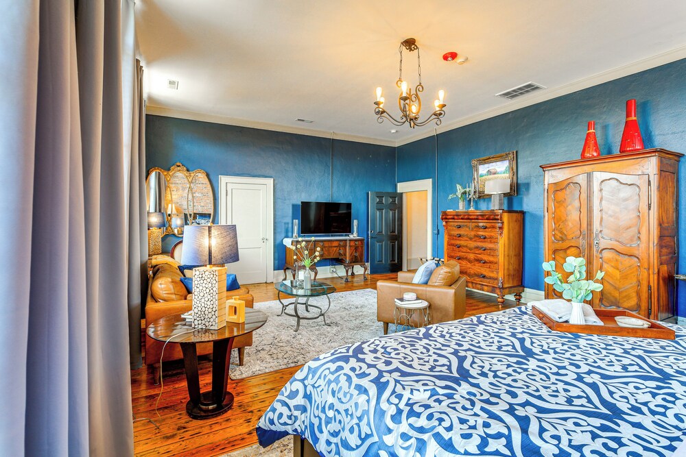 Walkable Wytheville Loft on Main Street!