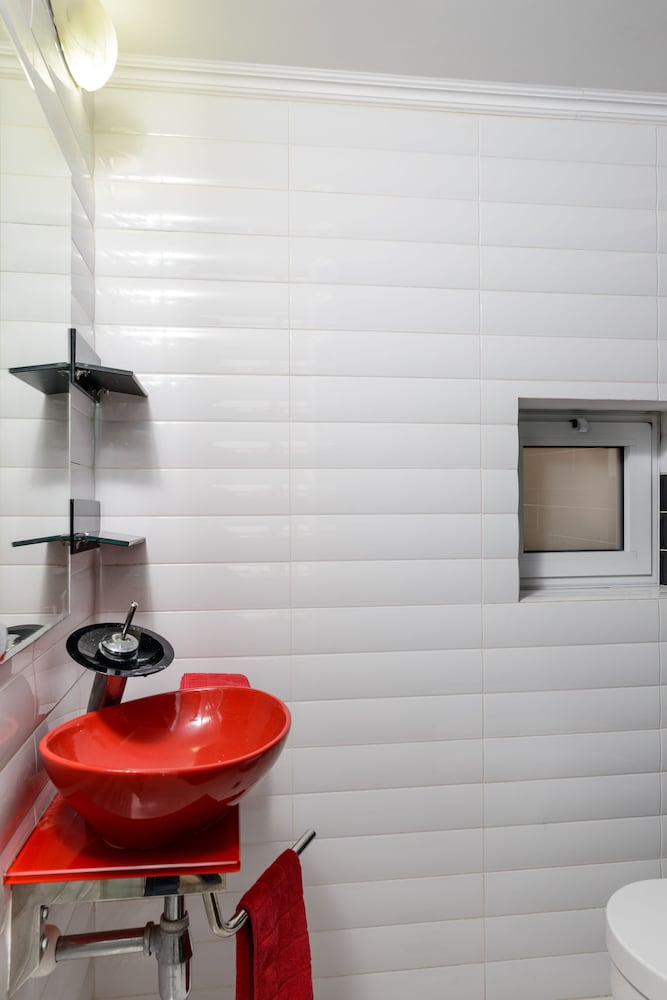 3BR Apt Steps from Sea W Parking, photo 9