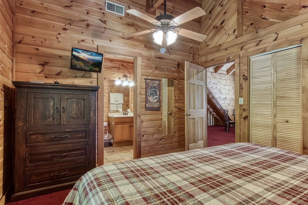 Er1 - Smoky Mountain Escape Great Location - Close To Town! 3 Bedroom Cabin by RedAwning view 3