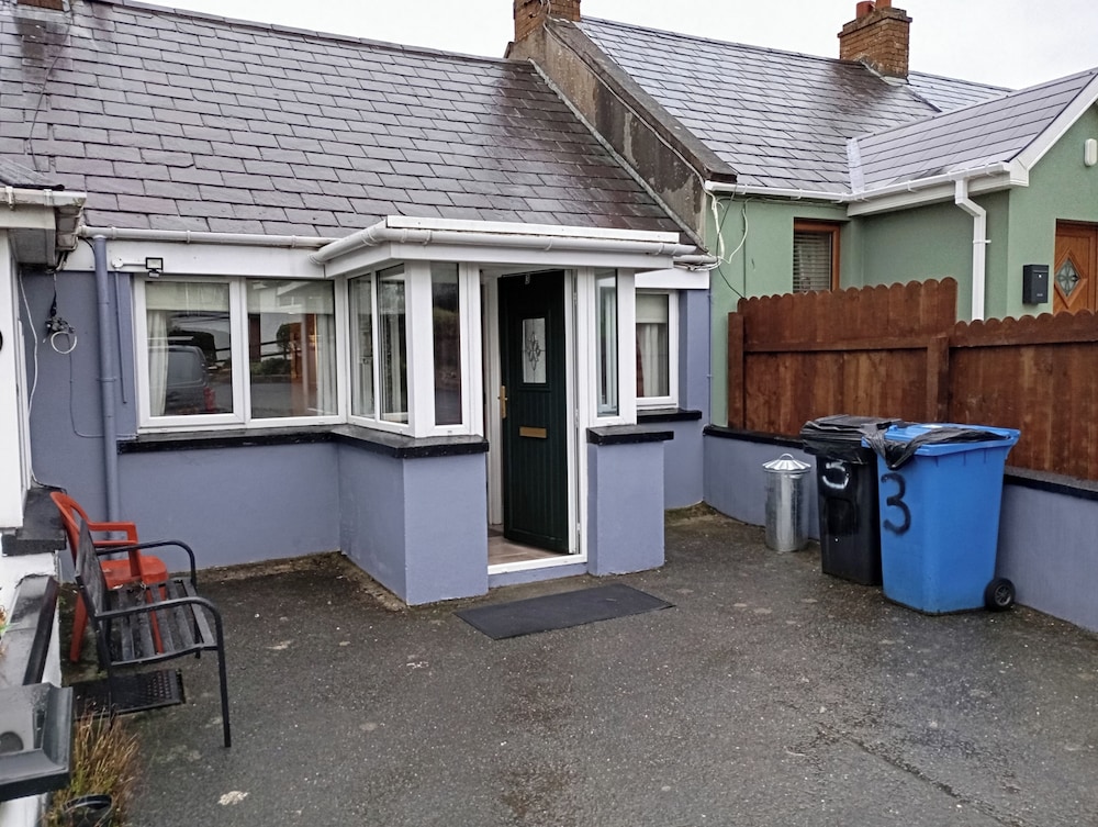 Cosy Cottage- Sleeps 4, Free Parking & Golf Nearby