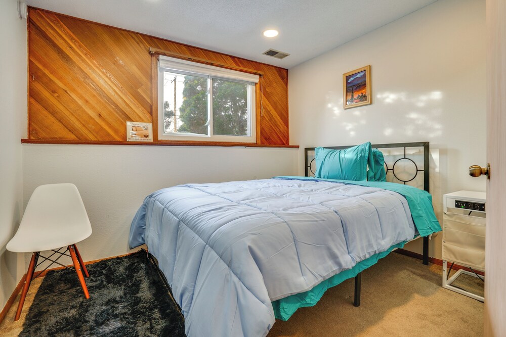2 Mi to Dtwn St Paul: Home w/ Private Deck & Yard!