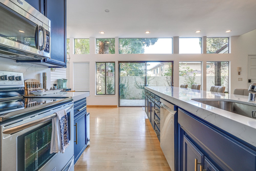 Swim, Golf & Relax: Luxe Townhome in Aptos