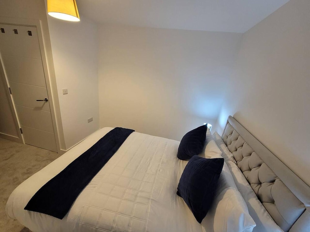 Impeccable 2-bed House in Milton Keynes view 4