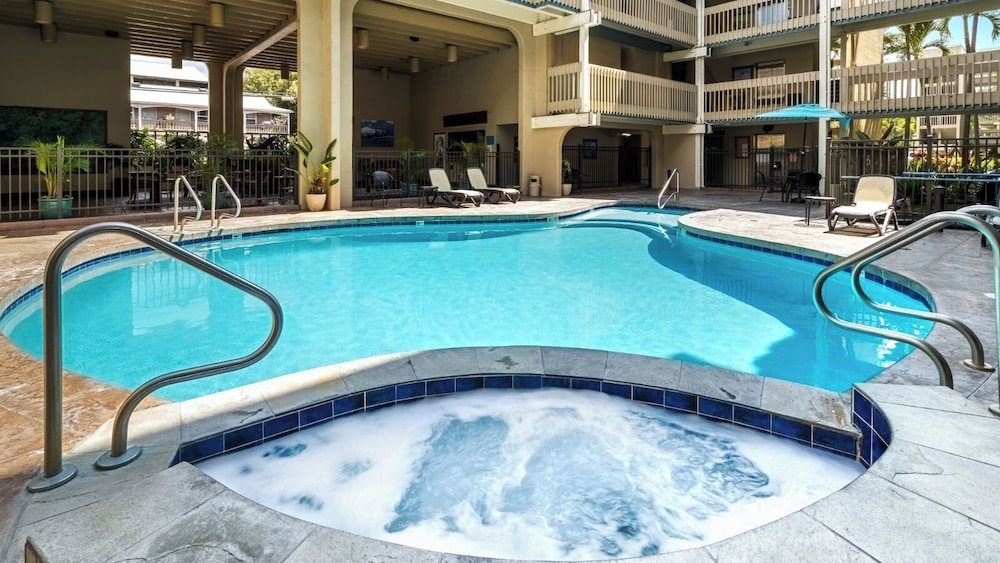 Stunning Top Floor Ocean Front Condo AC & Wifi