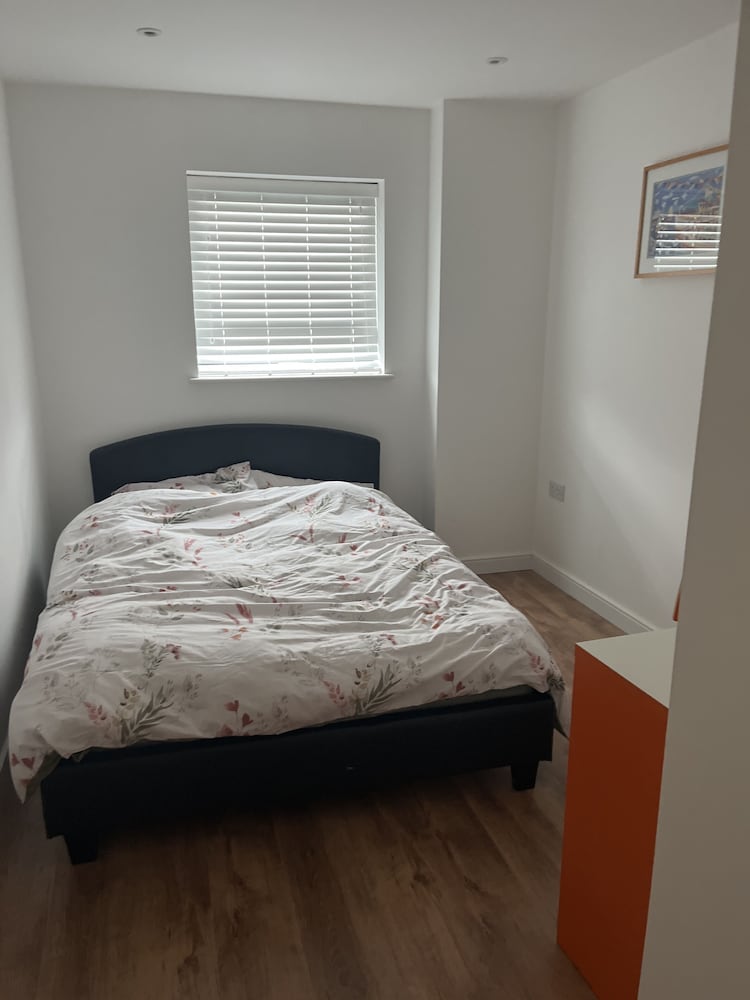 Remarkable 2-bed Apartment in Southampton view 3