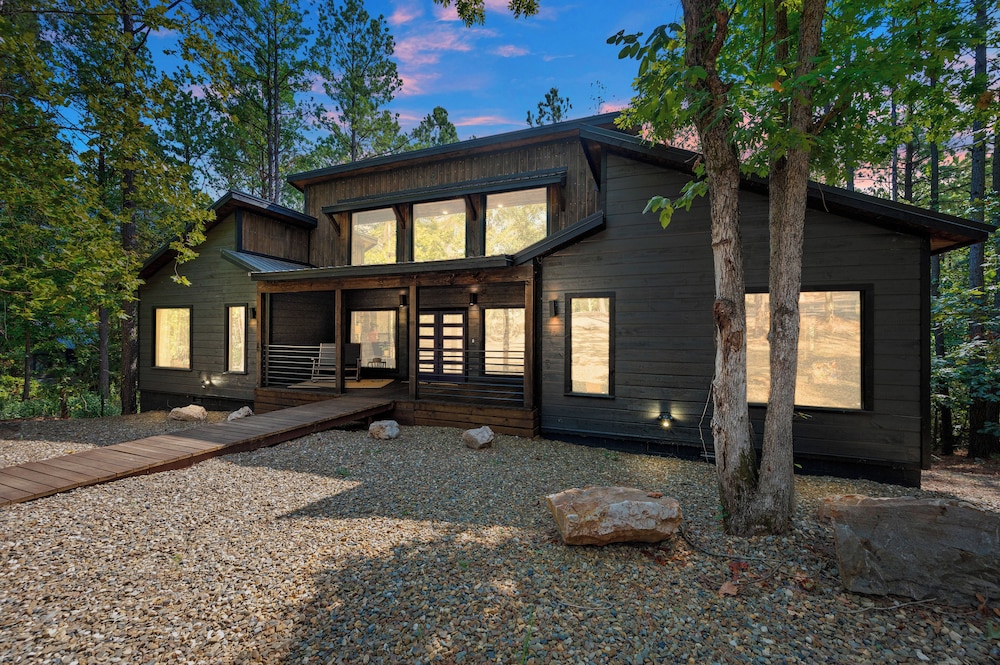 Luxe Broken Bow Vacation Rental: Hot Tub & Pets OK