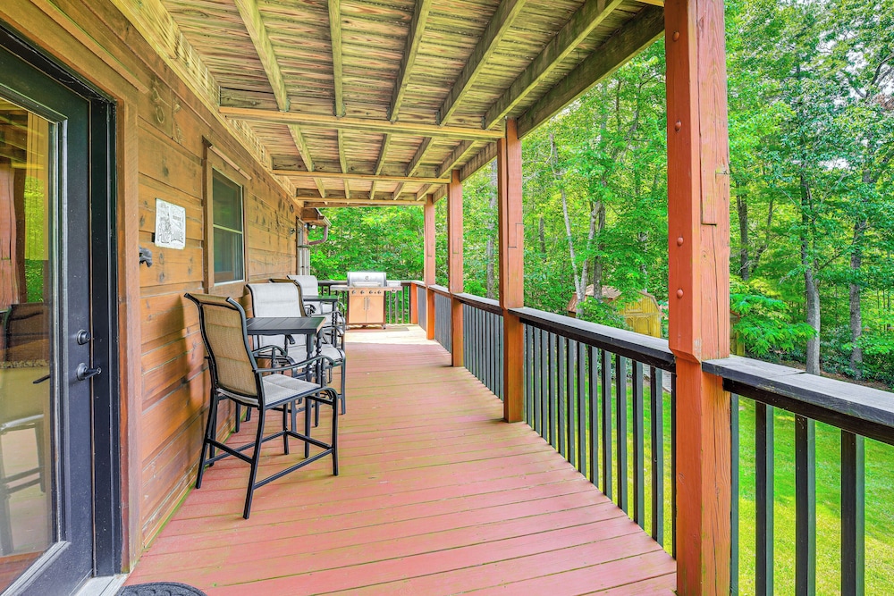 Blue Ridge Mtns Retreat w/ Views, 1 Mi to Parkway!