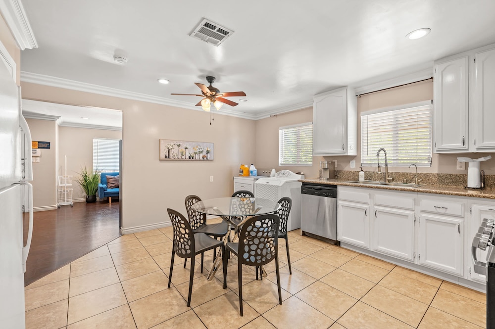 Modern Family Home w Full Amenities Near ONT