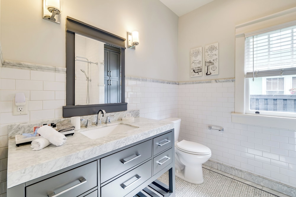 Renovated, Stylish Retreat w/ Patio in Lakeland!