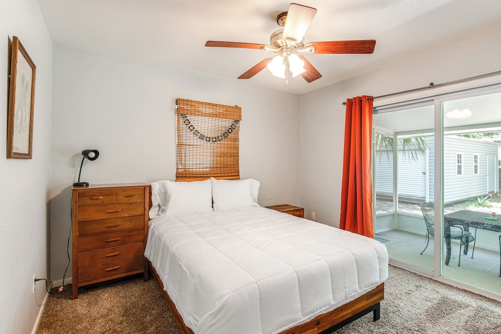 Mid-century Gainesville Getaway: 3 Mi to UF Campus view 4