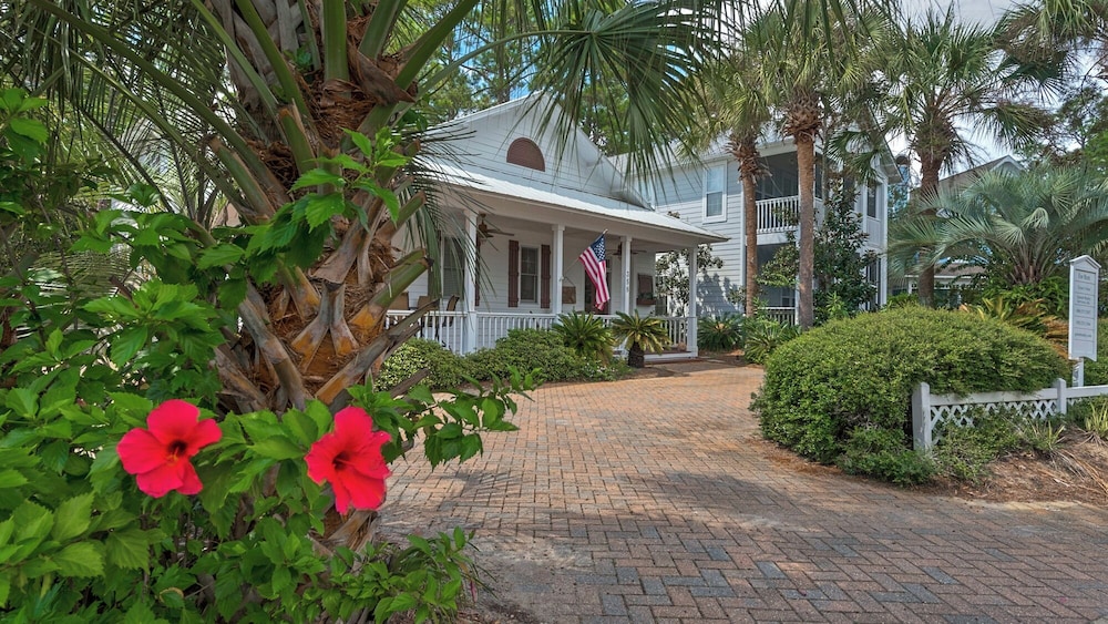 Charming Beach Cottage, 2 Pools and Tennis Access + Free Attraction Tickets!