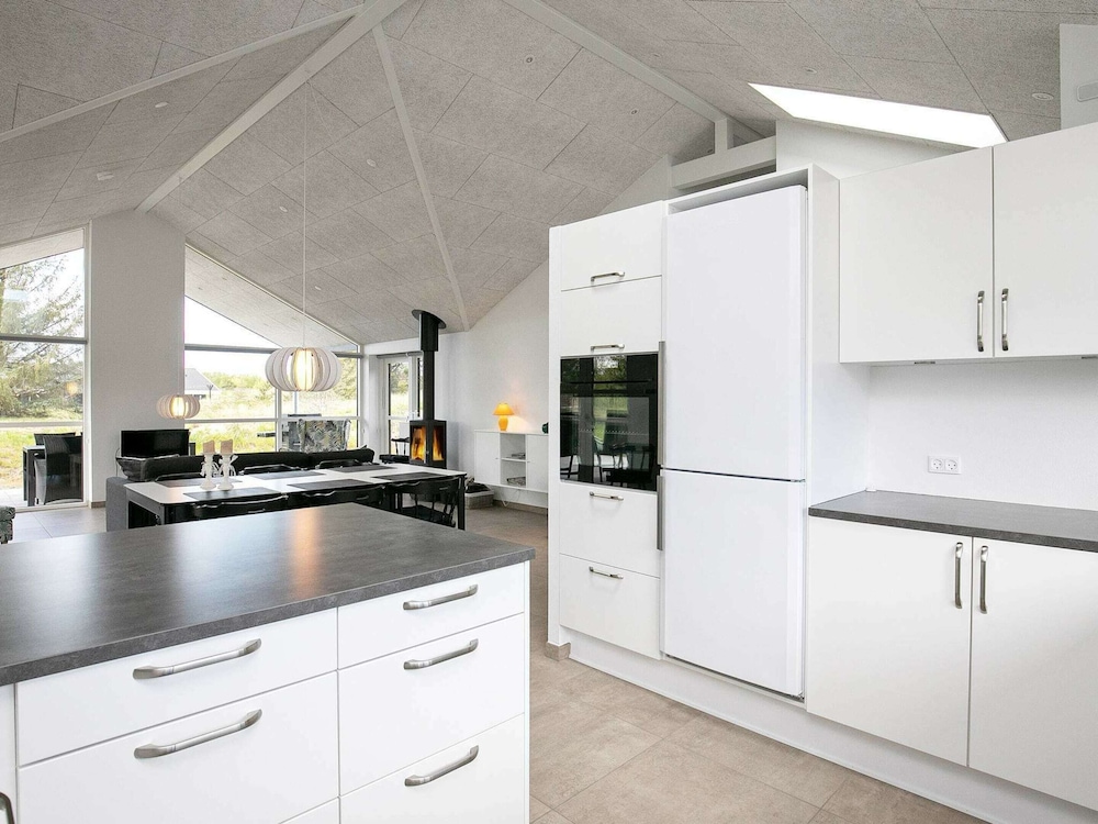 Spacious Holiday Home in Humble With Beach Nearby view 5