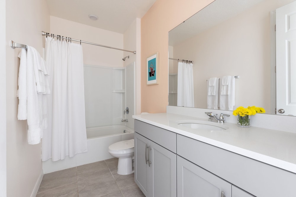Coconut Breeze Resort Home Near Parks 25 Guests Located in Solara Resort