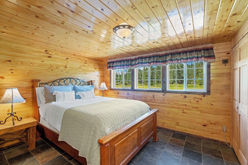 Dog-friendly 3BR on 200 Acres w/ River Access