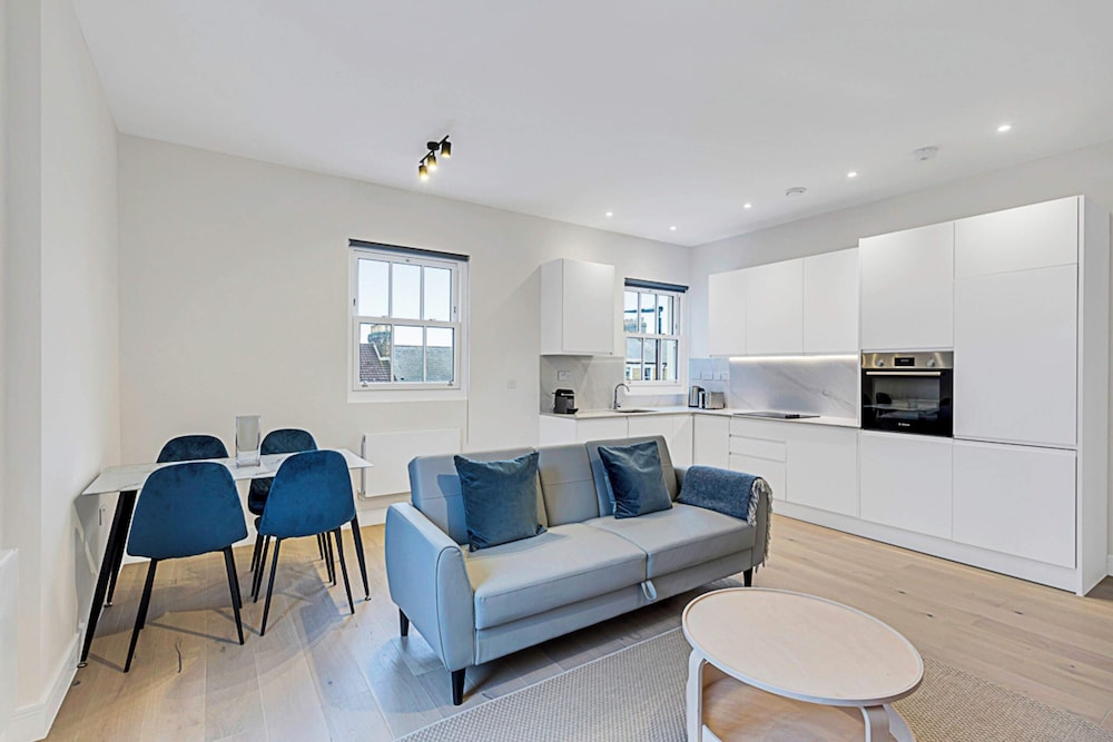 Sunny 2-bed Flat in Chiswick