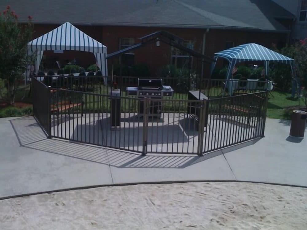 Fayetteville Vacations - Landmark Inn Fort Liberty - Property Image 19