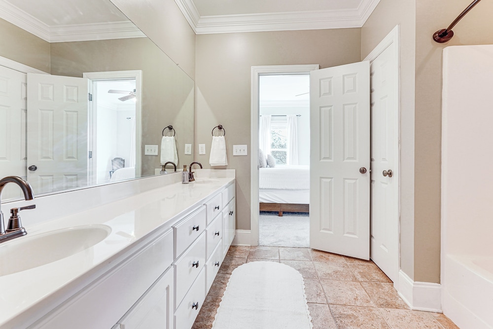 Summerville Historic Bungalow w/ Hot Tub