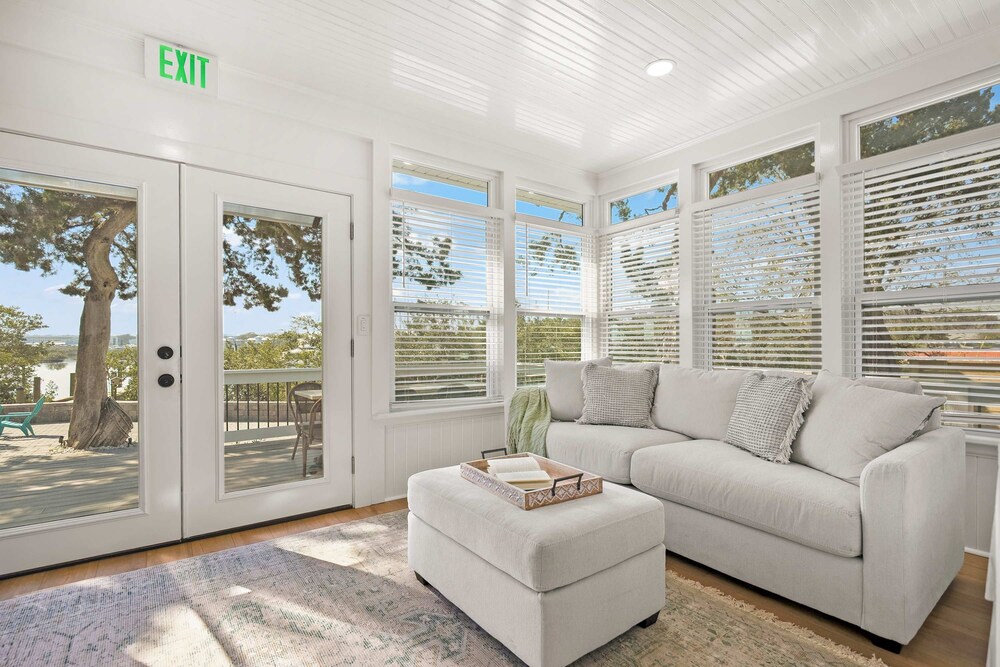Waterfront Incredible Views Fire pit Renovated