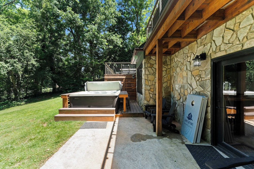 Shady Daze: Waterfront Home w/ Deck, Hot Tub & Lake Views