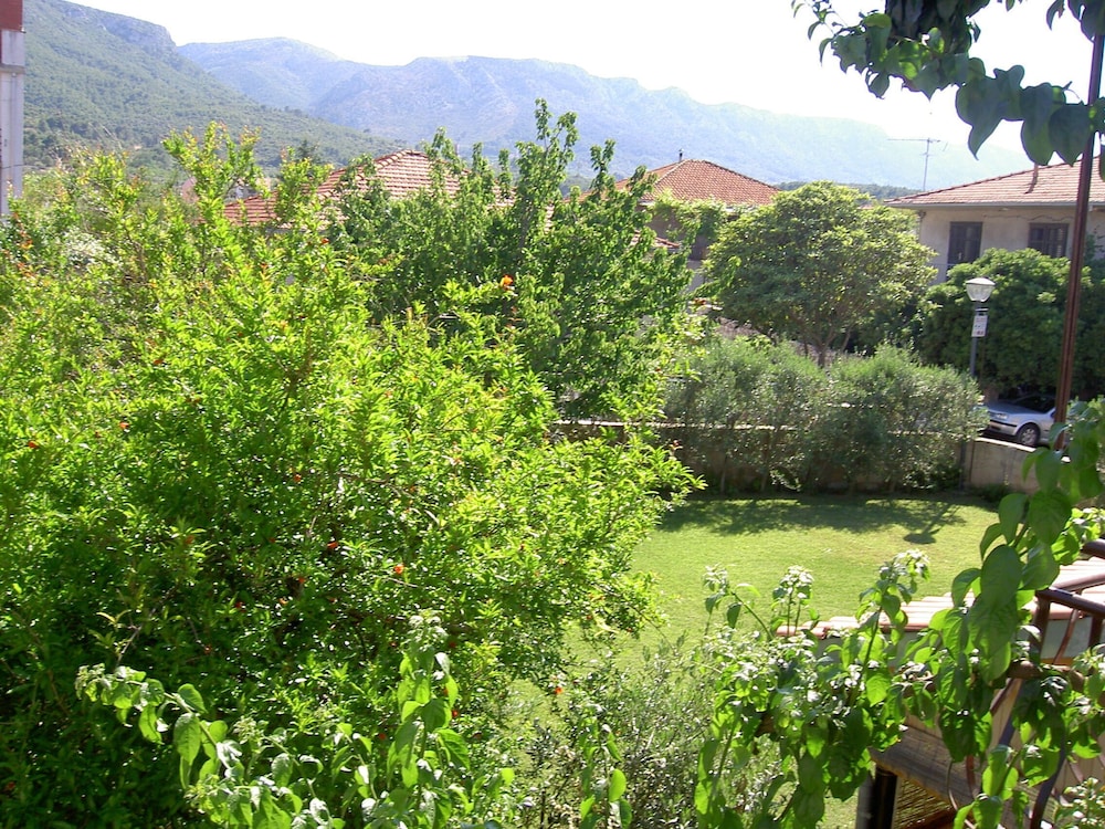 Room in House - S2 - Double Room in Jelsa on Hvar With Private Ensuite Bathroom view 3