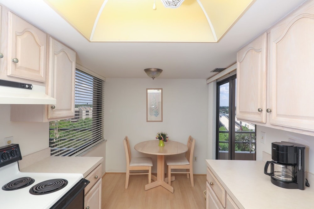 Anchorage Resort 7th Floor 2-Bedroom Condo w Private Balcony Beach Access 2 Condo