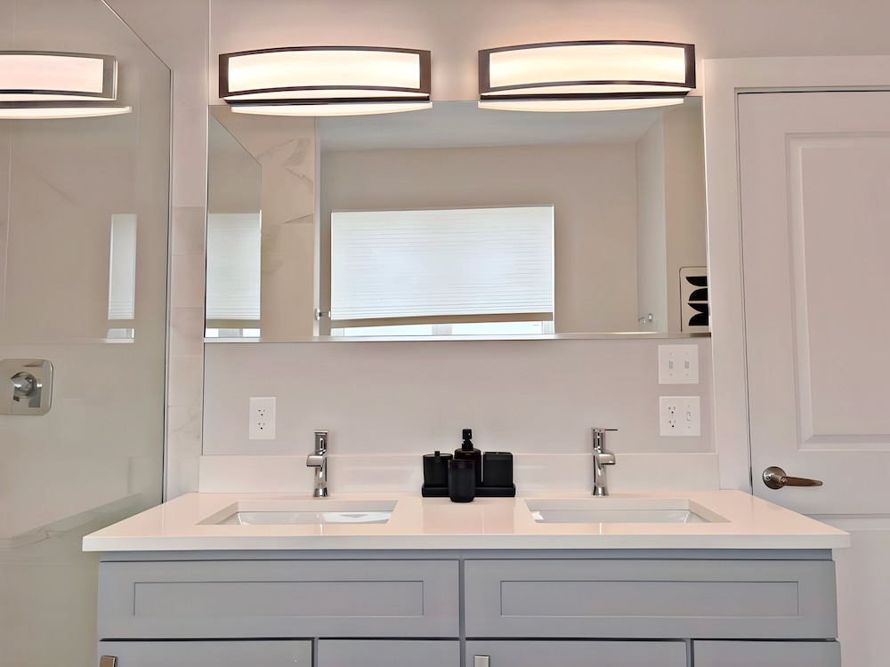 Modern 4BR with Parking - WV rep 4