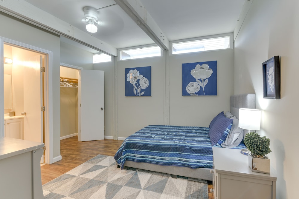 < 1 Mi to Pleasure Pier: Unit in Galveston!