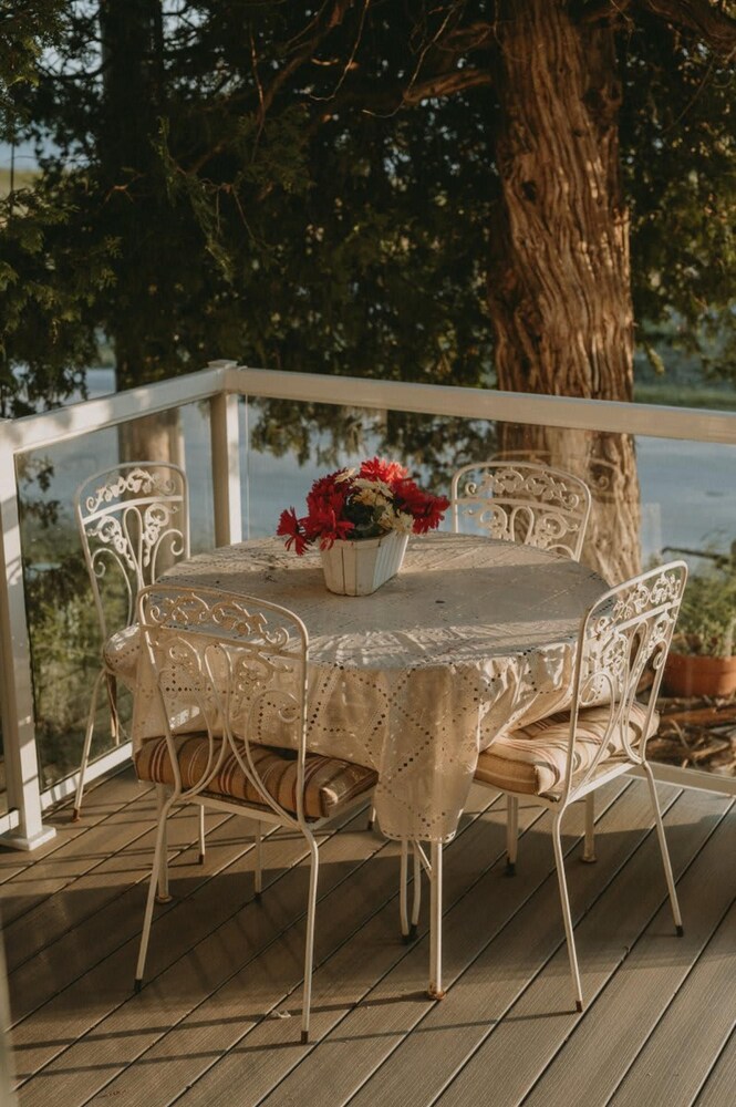 Hot Tub Waterfront Cottage - Near Sauble Beach