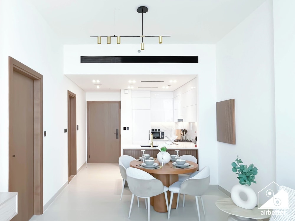 Luxury 1BR Balcony, Pool, Gym Prime Location