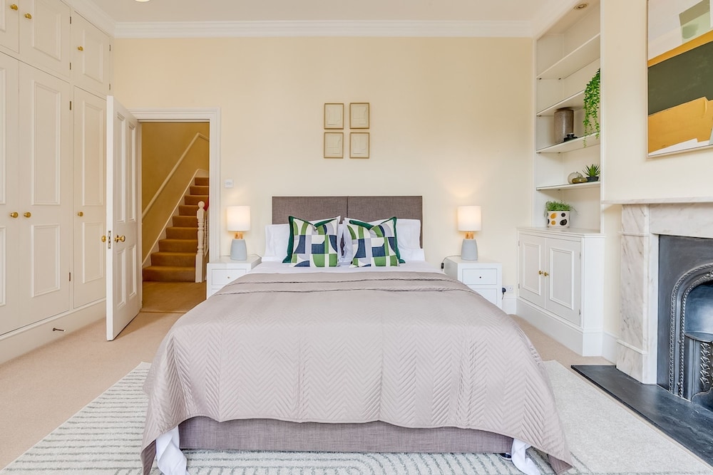 Belgravia - Charming Spacious 4 Bed Home for 9