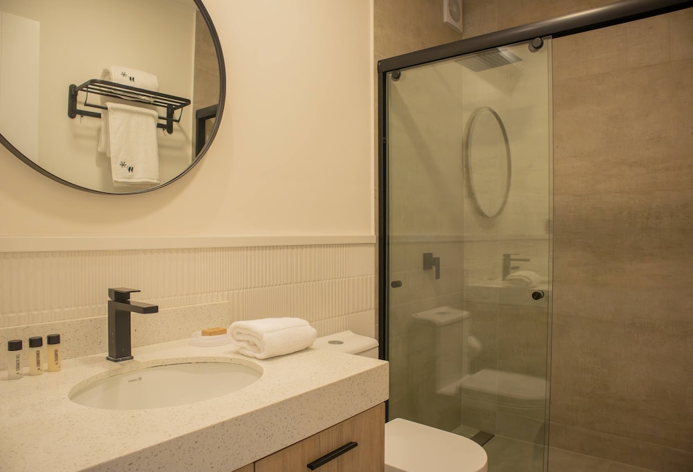 w Inviting 3BR w Balcony in Hip Miraflores