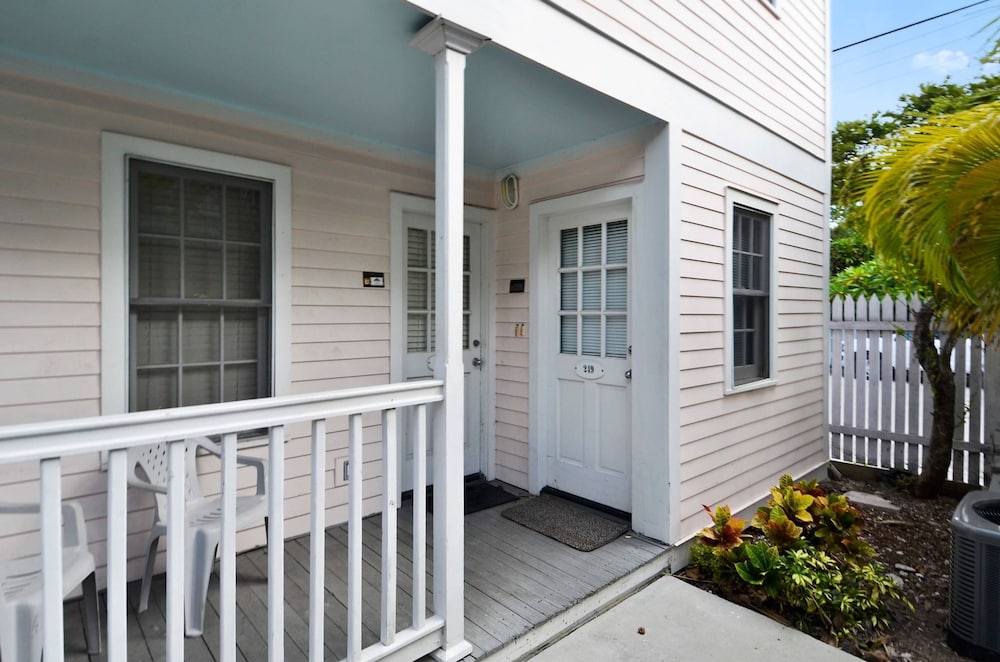 Parrot Perch by Avantstay Old Town Key West w Shared Pool Week Long Stays Only
